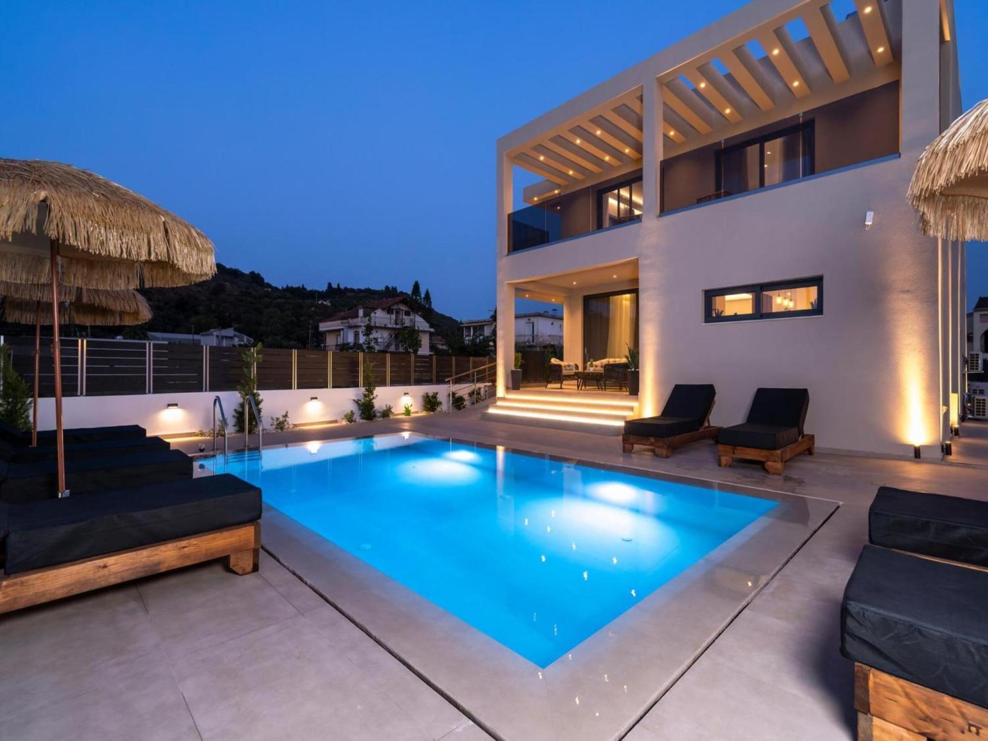 Villa Diamond With Swimming Pool In